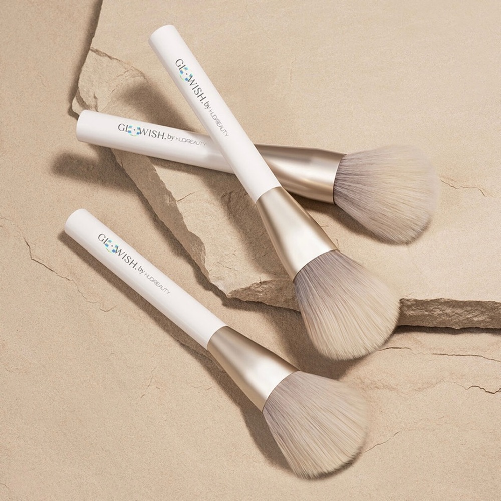 HUDA Beauty GloWish All Over Face Powder Brush